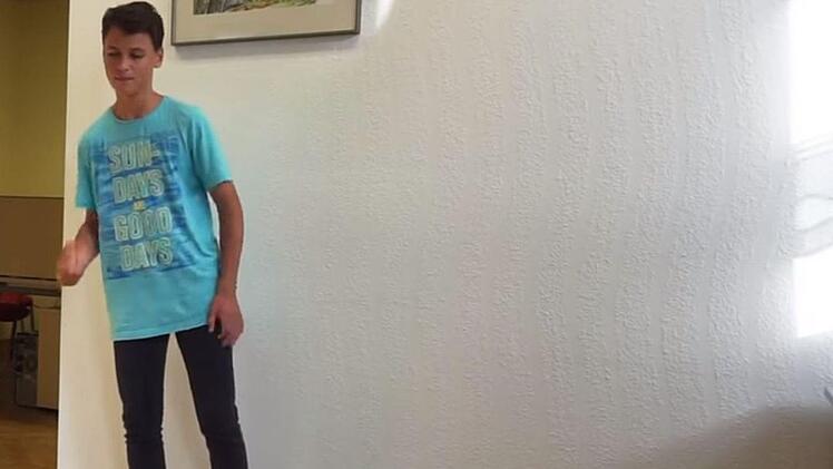 Der 15-J&auml;hrige aus Bamberg schnippste 334 Mal in der Minute und stelllte damit einen neuen Weltrekord auf. Screenshot: YouTube/Guinness World Records