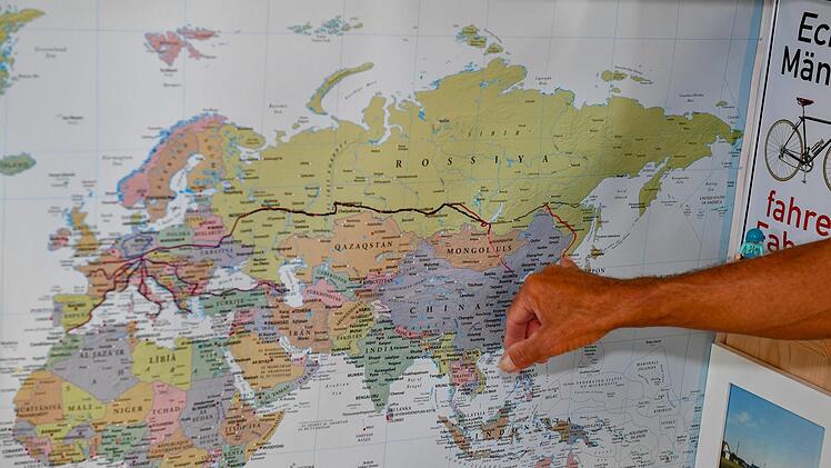 Die Karte zeigt sein Ziel: Einmal die Welt umradeln. Foto: Ronald Rinklef