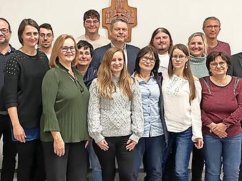 Zweiter Bürgermeister Marco Weidner (7. v. l.) wünschte dem neu gewählten Führungsteam des Radfahrvereins Concordia mit Vorsitzendem Hans-Werner Schuster (r.) viel Erfolg.