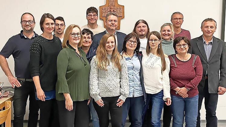 Zweiter Bürgermeister Marco Weidner (7. v. l.) wünschte dem neu gewählten Führungsteam des Radfahrvereins Concordia mit Vorsitzendem Hans-Werner Schuster (r.) viel Erfolg.