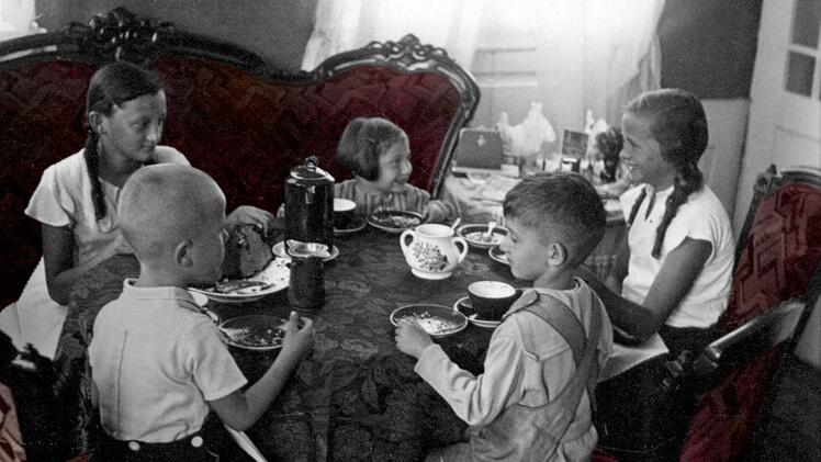 Vor dem Pogrom: Im Wohnzimmer von Familie Benesi in Erlangen wird der Geburtstag von Hildegard Benesi begangen.