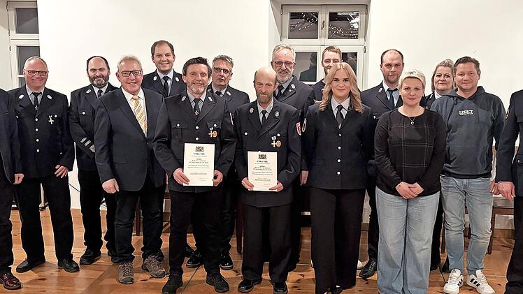 Von links: J&ouml;rg Kunstmann (Vertreter des Landrats), Kommandant Roland M&uuml;ller, Beisitzer Mario Schuhmann, B&uuml;rgermeister Harald H&uuml;bner, Kreisbrandmeister Jonas Paulini, Geehrter und Beisitzer J&uuml;rgen Schirmer, neuer Vorsitzender Andy Schwarz, Geehrte...