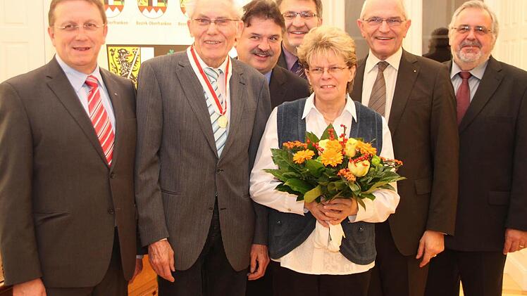 Von links: OB Henry Schramm, Horst Zahr, Landrat Klaus Peter Söllner, Bezirksrat Wolfgang Hoderlein, Helga Zahr, Bezirkstagspräsident Günther Denzler und Bezirksrat Klaus Förster.