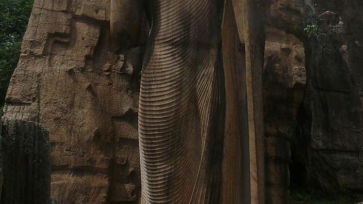 Ein 1500 Jahre altes, aus dem Fels gehauenes "Monument der Erleuchtung": Mit seiner rechten Hand den Weg weisend, lupft der Buddha mit der linken sein Gewand, um unbeschadet den Fluss der ewigen Wiedergeburt durchschreiten zu können.