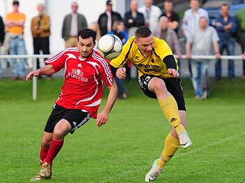 Wieder nichts mit dem Bezirksliga-Aufstieg: Presseck zog im Relegationsspiel am Freitagabend gegen TuS Schauenstein mit 1:2 den Kürzeren. Hier liefern sich der Pressecker Namik Simsek (links) und Christian Deutschmann vom TuS Schauenstein ein Kopf-an-Kopf-Rennen. Foto: Katharina Hübner