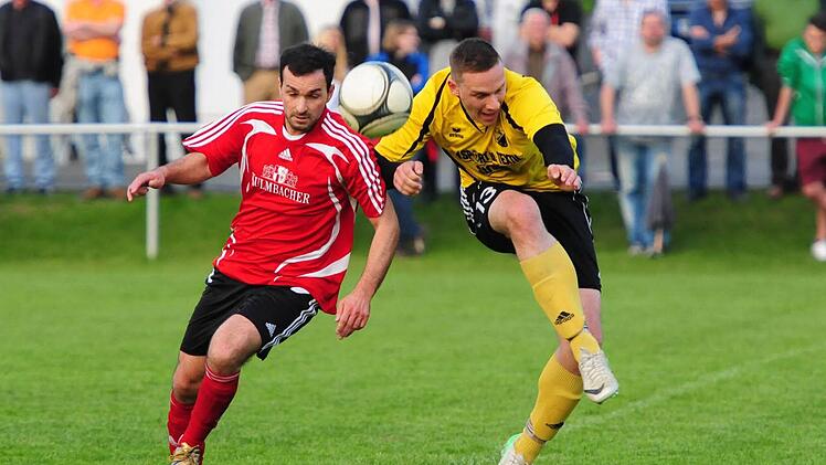 Wieder nichts mit dem Bezirksliga-Aufstieg: Presseck zog im Relegationsspiel am Freitagabend gegen TuS Schauenstein mit 1:2 den Kürzeren. Hier liefern sich der Pressecker Namik Simsek (links) und Christian Deutschmann vom TuS Schauenstein ein Kopf-an-Kopf-Rennen. Foto: Katharina Hübner