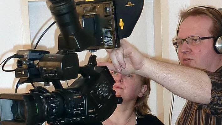 Eine letzte Überprüfung der Kamera durch Monika Müller (von links) und Jürgen Kneuer, dann kann der Video-Dreh beginnen. Foto: JM3