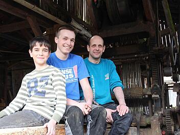 Oliver Schwenzer (rechts), Sohn Julian (links), und Schwiegersohn in spe Stefan Leitsch hat die Leidenschaft gepackt. Sie lassen das Erbe der Familie aufleben. Fotos: Carmen Schmitt
