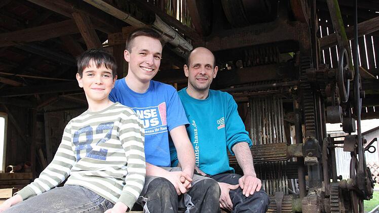 Oliver Schwenzer (rechts), Sohn Julian (links), und Schwiegersohn in spe Stefan Leitsch hat die Leidenschaft gepackt. Sie lassen das Erbe der Familie aufleben. Fotos: Carmen Schmitt