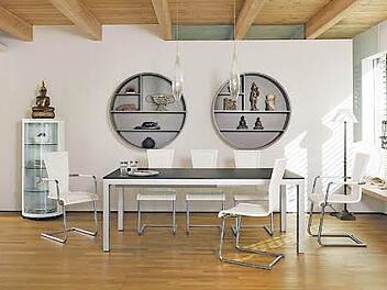 Wer viel Holz im Wohnraum verbaut, sollte überladene Räume vermeiden.  Foto: VDM