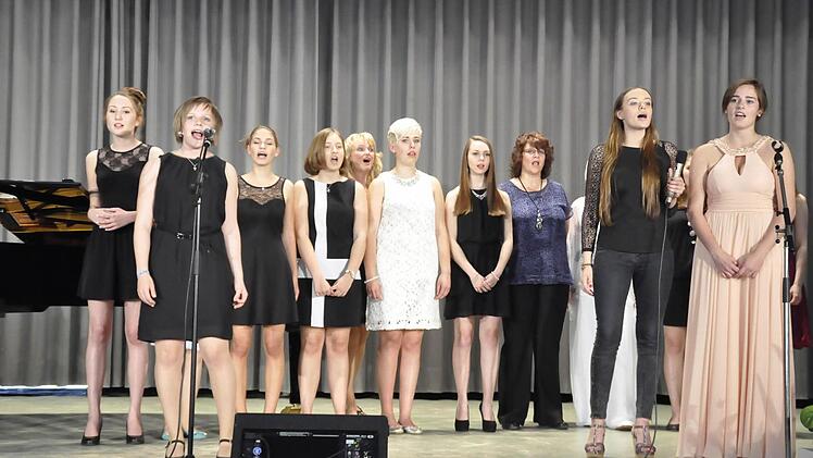 Einen bunten Querschnitt ihres gesanglichen Leistungsspektrums zeigten die Gesangsschüler von Iva Simon bei einem Konzert im Bad Bockleter Kursaal. Foto: Peter Klopf