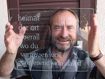 Transparente Lyrik: Ab September werden sieben Gedicht-Tafeln von Johannes Heiner den Poxdorfer Lyrik-Weg bilden. Foto: Ekkehard Roepert