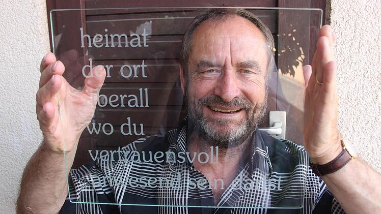 Transparente Lyrik: Ab September werden sieben Gedicht-Tafeln von Johannes Heiner den Poxdorfer Lyrik-Weg bilden. Foto: Ekkehard Roepert