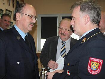 Kreisbrandrat Joachim Ranzenberger (rechts) ehrte Ulrich Weinert für 40 Jahre Dienstzeit. Mit im Bild: weiterer stellvertretender Landrat Bernd Steger (Mitte) und Kommandant Johannes Bock. Foto: Veronika Schadeck