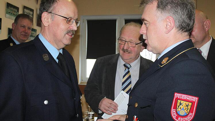 Kreisbrandrat Joachim Ranzenberger (rechts) ehrte Ulrich Weinert für 40 Jahre Dienstzeit. Mit im Bild: weiterer stellvertretender Landrat Bernd Steger (Mitte) und Kommandant Johannes Bock. Foto: Veronika Schadeck