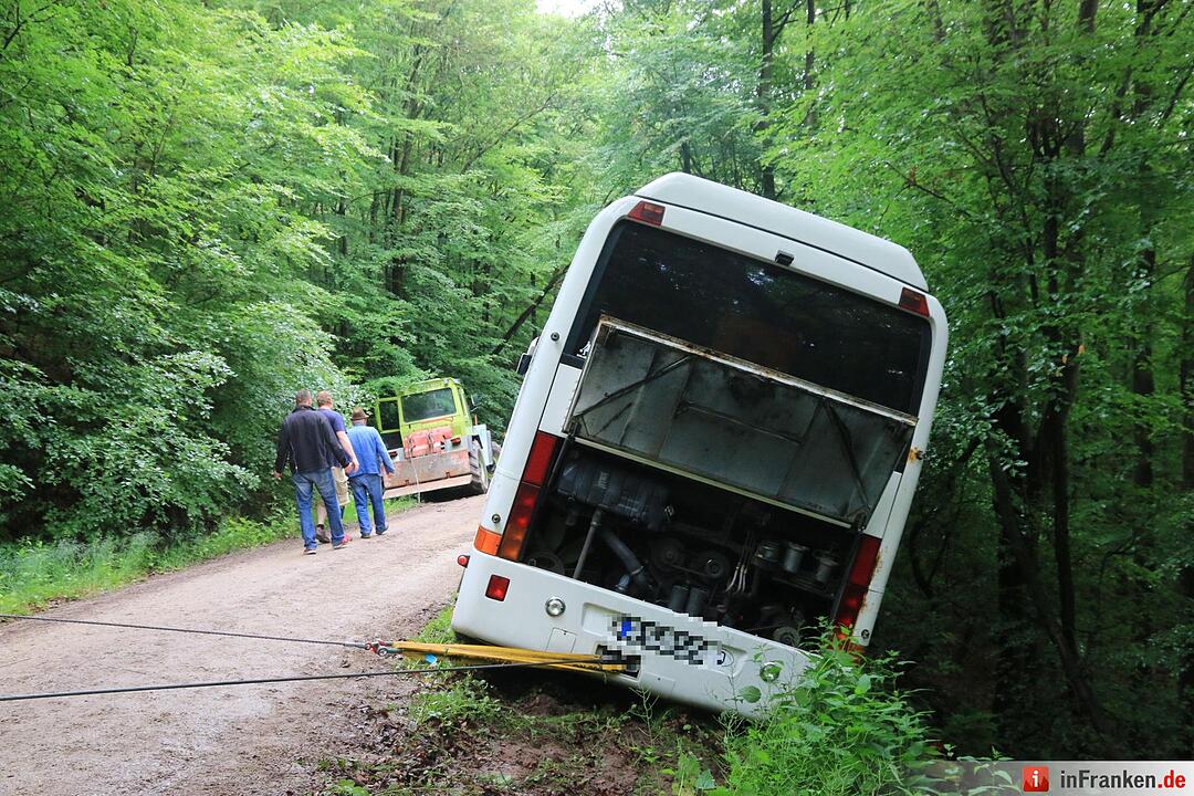 Unfall bei Ebrach: Mit Kindern besetzter Reisebus rutscht in Straßengraben