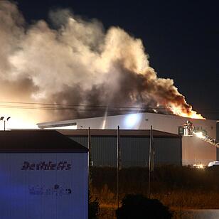 Schonungen: Werkstatthalle steht in Flammen