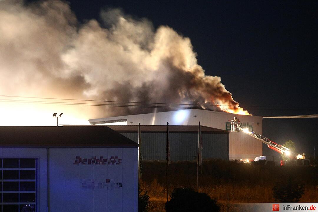 Schonungen: Werkstatthalle steht in Flammen