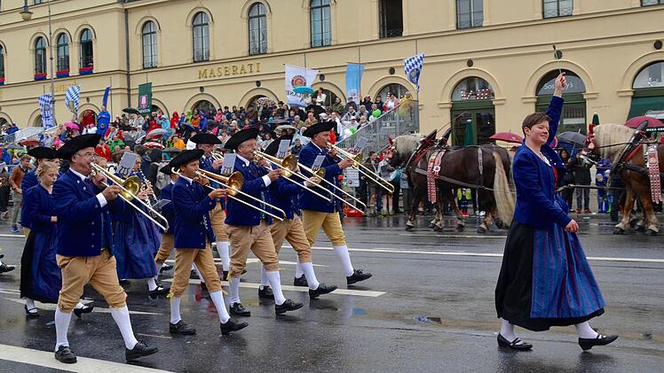 Auf dem Trachten- und Schützenumzug in München hat der Auftritt bestens geklappt. Hier marschieren Manuela Möller und die Bläser am Odeonsplatz.  Foto: Kathrin Kupka-Hahn