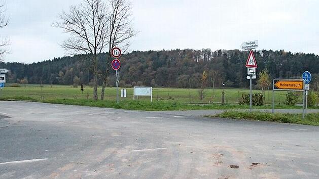 Die Stra&szlig;e nach Heinersreuth wird saniert. An der Abzweigung beim Freibad soll eine Ampel gebaut werden. Foto: Annika Fischer