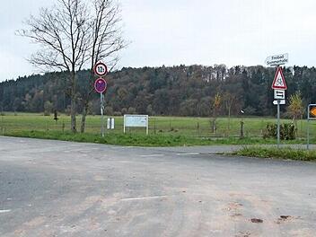 Die Straße nach Heinersreuth wird saniert. An der Abzweigung beim Freibad soll eine Ampel gebaut werden. Foto: Annika Fischer