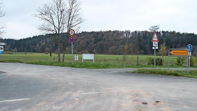 Die Straße nach Heinersreuth wird saniert. An der Abzweigung beim Freibad soll eine Ampel gebaut werden. Foto: Annika Fischer