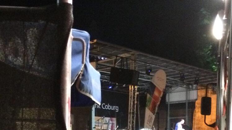Spektakuläre Rettungsaktion  beim Schlossplatzfest in Coburg - dieses Foto wurde aufgenommen, nachdem es gelungen war, den verunglückten Mann in Sicherheit zu bringen. Oliver Schmidt