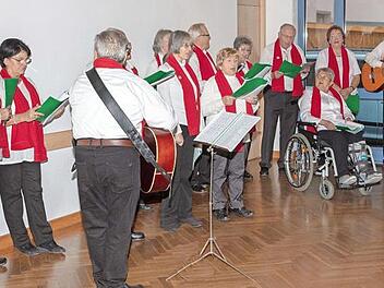 Mit seinen Liedern erfreute der Chor des Mehrgenerationenhauses die Senioren.  Foto: Klaus Gagel