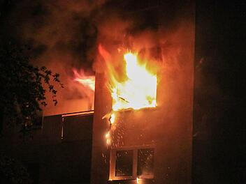 In Lauf an der Pegnitz geriet in der Nacht auf Montag ein Balkon aus noch ungeklärter Ursache in Brand. Verletzt wurde niemand, jedoch ist ein hoher Sachschaden entstanden. Symbolfoto: News5/Merzbach