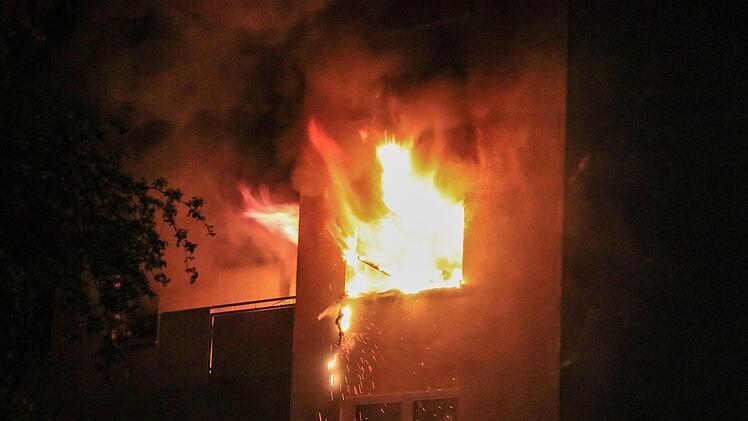 In Lauf an der Pegnitz geriet in der Nacht auf Montag ein Balkon aus noch ungeklärter Ursache in Brand. Verletzt wurde niemand, jedoch ist ein hoher Sachschaden entstanden. Symbolfoto: News5/Merzbach