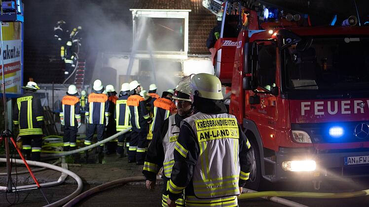 Bei einem Feuer am Montagabend waren hunderte Feuerwehrmänner im Einsatz. Foto NEWS5/Goppelt