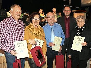Für 50, 60 und 65-jährige Mitgliedschaft wurden ausgezeichnet (von links): Erich Förtsch, Erika Spörlein, Rudolf Michl, BLLV-Kreisvorsitzender Jens Schmidt und Anette Spindler.  Fotos: Rainer Glissnik