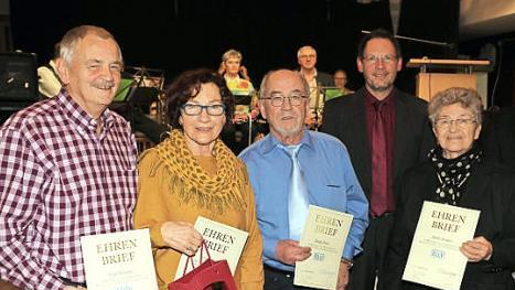 Für 50, 60 und 65-jährige Mitgliedschaft wurden ausgezeichnet (von links): Erich Förtsch, Erika Spörlein, Rudolf Michl, BLLV-Kreisvorsitzender Jens Schmidt und Anette Spindler.  Fotos: Rainer Glissnik