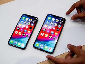 Apple startet eine Austauschaktion seiner Smart Battery Cases aufgrund von Ladeproblemen. Betroffen sind gleich mehrere iPhone-Modelle. Foto: Marcio Jose Sanchez/dpa