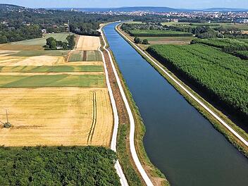 Weite Teile dieser Landschaft sollen mit Solar-Panels bedeckt werden, darunter der Pappelwald rechts und auch Felder links des Kanals. Oben rechts im Hintergrund: die Kleingartenanlage, links der Stadtteil Bug.