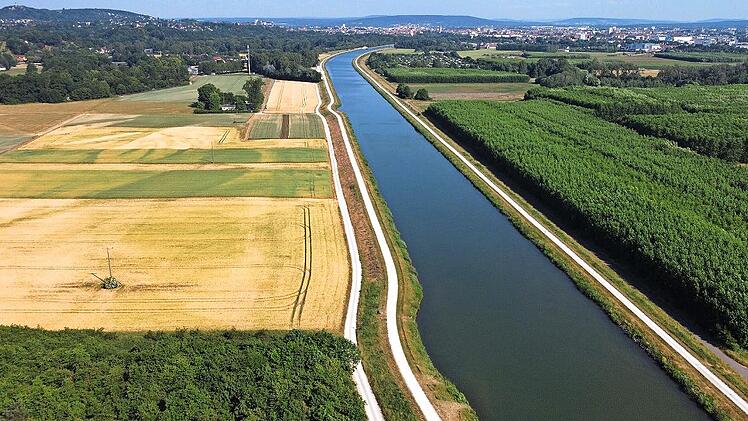 Weite Teile dieser Landschaft sollen mit Solar-Panels bedeckt werden, darunter der Pappelwald rechts und auch Felder links des Kanals. Oben rechts im Hintergrund: die Kleingartenanlage, links der Stadtteil Bug.