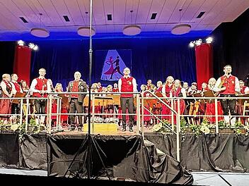 Symphonisches Blasorchester unter der Leitung von Edmund Rolle und Georg Maderer.