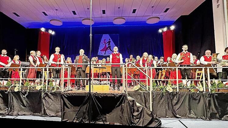 Symphonisches Blasorchester unter der Leitung von Edmund Rolle und Georg Maderer.