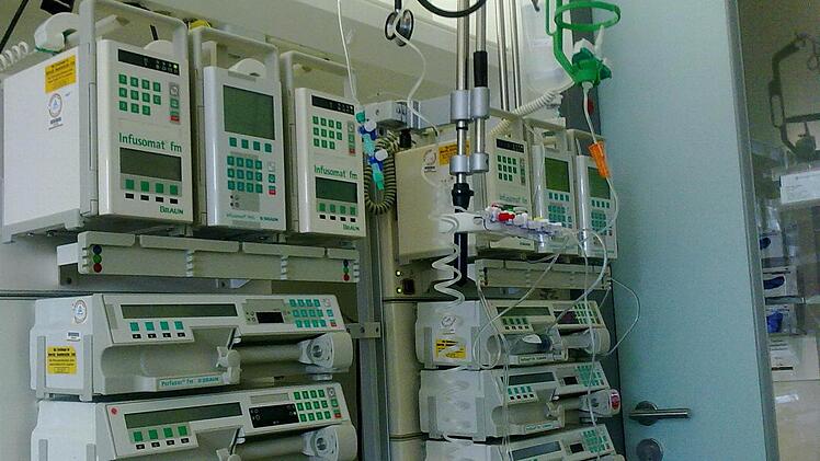 Reiner Schwarz' Patientenzimmer in Essen: Medizintechnik sichert nach der Stammzellenübertragung sein Überleben, ...