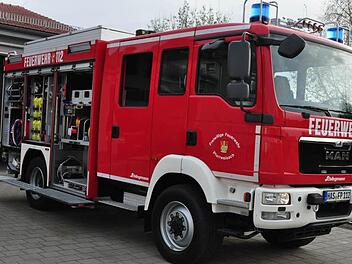 Gehen der Gemeinde Pfarrweisach für das neue Hilfeleistungslöschfahrzeug HLF 10 rund 7000 Euro durch die Lappen? Angeblich soll es nicht baugleich mit dem Fahrzeug aus Ermershausen sein. Davon hängt aber der Zusatzrabatt in Höhe von 7000 Euro ab. 256 000 Euro hat das Fahrzeug gekostet, 76 000 Euro gibt's von der Regierung von Unterfranken, den Restbetrag in Höhe von 180 000 Euro trägt die Gemeinde. Erst im Mai war das Fahrzeug feierlich eingeweiht worden. Foto: Simon Albrecht