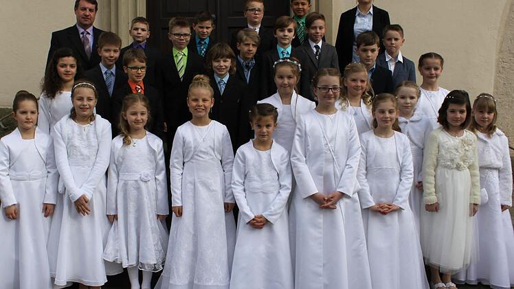 Knetzgau &mdash;  In der St. Bartholom&auml;us-Kirche in Knetzgau feierten 14 M&auml;dchen und 13 Buben aus Knetzgau, Unterschwappach und Wohnau mit Pfarrer J&uuml;rgen Schwarz und Gemeindereferentin Ilse Waldenmeier den Tag der Erstkommunion.  Foto: Christiane Reuther