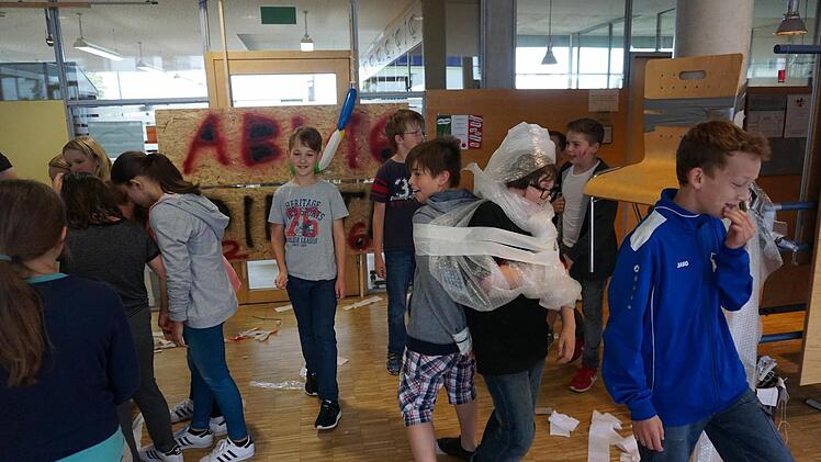 Ein verbautes Lehrerzimmer, Stühle an den Säulen und gefesselte Kinder bildeten nur einen Teil der Schulhausverwüstung. Foto: Tina Meier