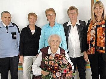 Regina Eichhorn (Mitte) feierte mit (von links) Schwiegersohn Richard Bradnick, ihren Töchtern Edeltraud Arbeiter, Ursula Bradnick und Angelika Hofmann sowie Bürgermeisterin Birgit Weber.  Foto: Edwin Meißinger