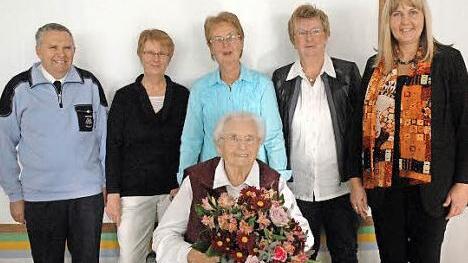 Regina Eichhorn (Mitte) feierte mit (von links) Schwiegersohn Richard Bradnick, ihren Töchtern Edeltraud Arbeiter, Ursula Bradnick und Angelika Hofmann sowie Bürgermeisterin Birgit Weber.  Foto: Edwin Meißinger