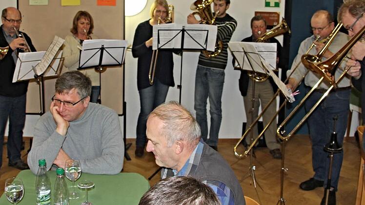 Der Posaunenchor Ebern mit seinem Leiter Matthias Schad (rechts), gestaltet den Dankabend im evangelischen Gemeindehaus mit. Foto: Helmut Will