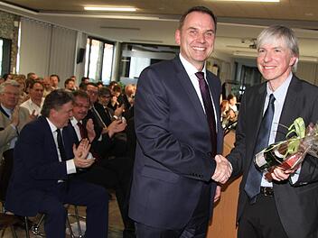 Regierungsvizepräsident Thomas Engel (rechts) reichte dem Leiter des Beruflichen Schulzentrums, Alexander Battistella, die Hand.  Foto: S. Adam