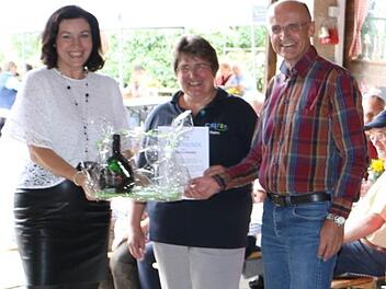 Staatssekretärin Dorothee Bär (links) und Landrat Wilhelm Schneider übergaben Raute samt signiertem Bocksbeutel. Foto: pr