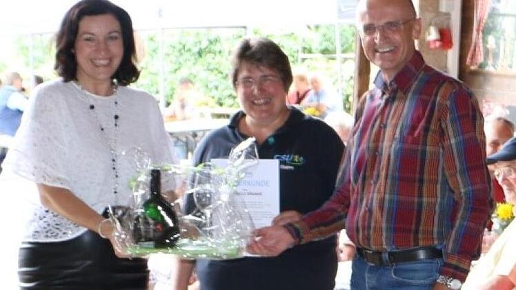 Staatssekretärin Dorothee Bär (links) und Landrat Wilhelm Schneider übergaben Raute samt signiertem Bocksbeutel. Foto: pr