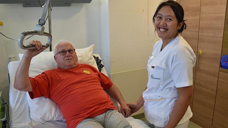 Thi Kim Thao Nguyen ist im dritten Jahr Auszubildende zur Gesundheits- und Krankenpflegerin an der Berufsfachschule für Pflegeberufe. Mit im Bild Wolfgang Coufal, der sich bei ihr bestens aufgehoben fühlt