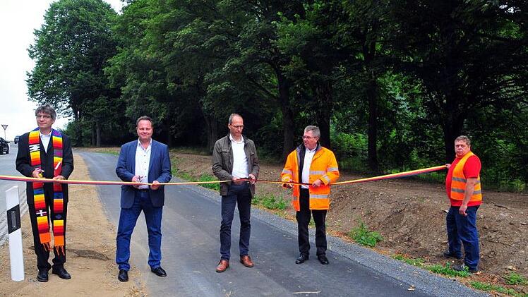 Eine gute und unfallfreie Fahrt wünschten sich (von links) Pfarrer Ulrich Winkler, Oberbürgermeister Ingo Lehmann, Geschäftsführer Michael Russ von der Firma Rädlinger Straßen- und Tiefbau aus Selbitz, Kurt Schnabel vom Staatlichen Bauamt und Rädlinger-Mitarbeiter Bert Hoffmann bei der offiziellen Freigabe des Radwegs zwischen Lösau und Kirchleus. Stephan Herbert Fuchs
